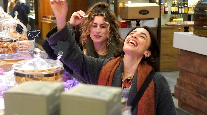 Stuttgart gilt dank seiner Lage als eine der schönsten und sehenswertesten Großstädte Deutschlands. Die Stuttgarter Eisköniginnen Ann Sophie und Abla Alaoui in der Markthalle. – Bild: SWR /​ SWR Presse/​Bildkommunikation