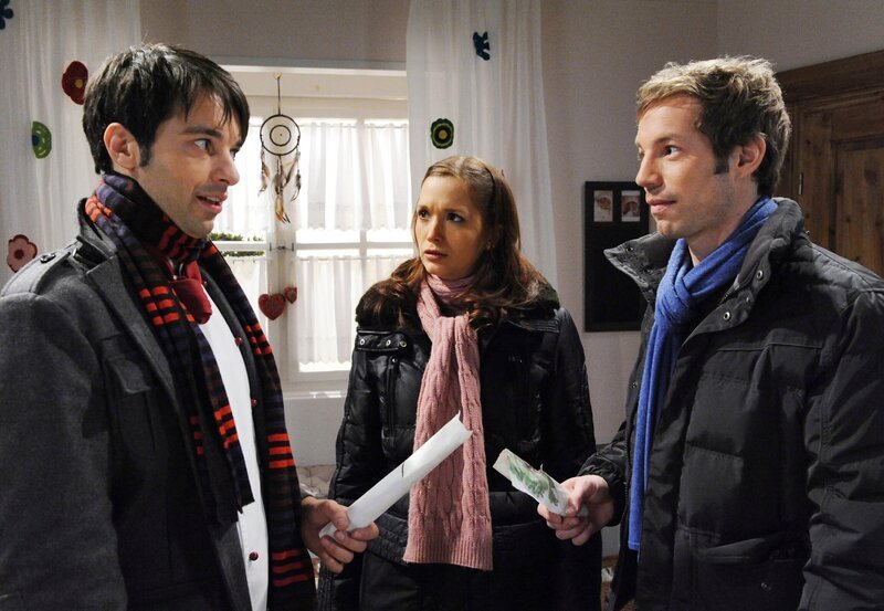 ARD STURM DER LIEBE FOLGE 1273, am Montag (04.04.11) um 15:10 Uhr im ERSTEN. Bei Roberts (Lorenzo Patané, l.) und Markus’ (Tobias Dürr, r.) Streit zerreissen die beiden Rivalen aus Versehen Evas (Uta Kargel, M.) Entwurf … – Bild: ARD/​Ann Paur