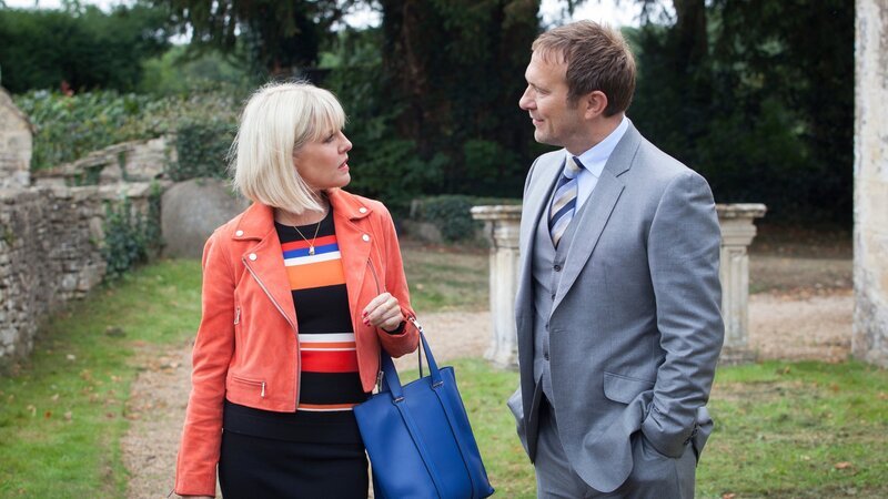 Agatha Raisin (Ashley Jensen) und Charles Fraith (Jason Merrells) wollen trotz einer gemeinsamen Vergangenheit Freunde bleiben. – Bild: ZDF