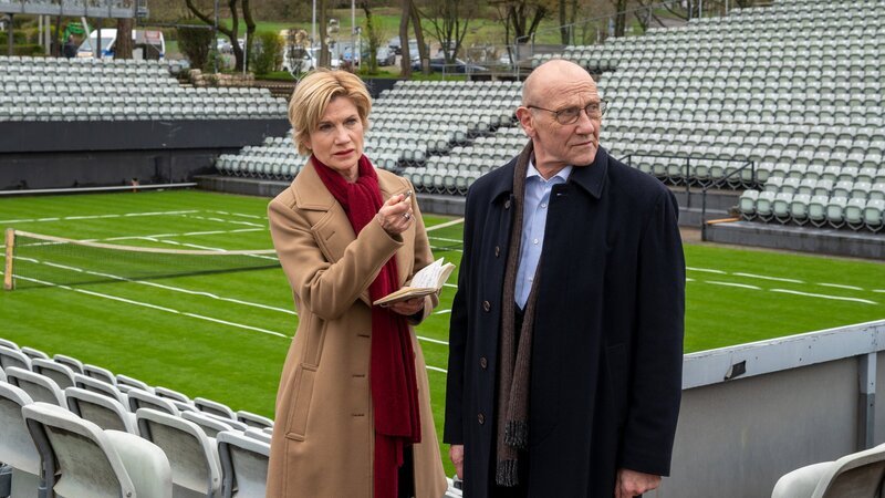 Wer könnte den Tennistrainer Timo Heinrichs ermordet haben? Das Opfer wurde zuletzt lebend in der Vereinsgaststätte mit einer attraktiven jungen Frau gesehen. Kriminaldirektor Michael Kaiser (Karl Kranzkowski) sowie Kriminalhauptkommissarin Martina Seiffert (Astrid M. Fünderich) ermitteln. – Bild: ZDF