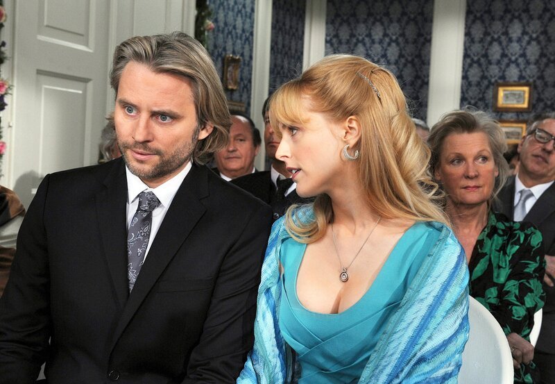 Während Michael (Erich Altenkopf, l.) und Rosalie (Natalie Alison, r.) auf die Hochzeitszeremonie warten, kommt es zwischen ihnen wieder zu Spannungen. – Bild: ARD/​Ann Paur