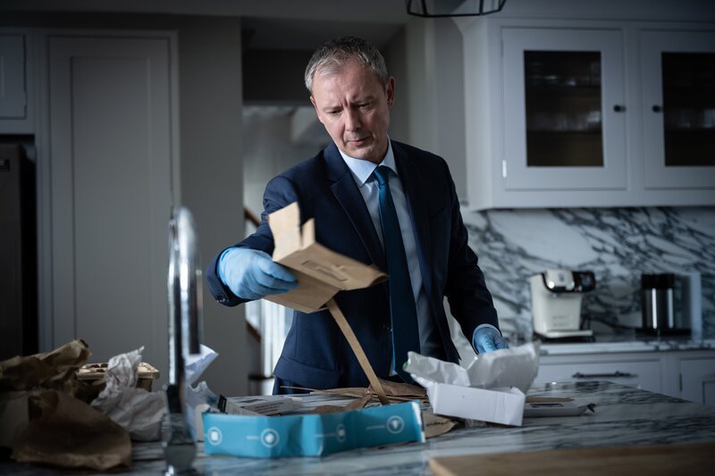 Im Mordfall einer getöteten wohlhabenden Ehefrau aus Brighton sucht DS Roy Grace (John Simm) nach Spuren. – Bild: ITV /​ ZDF