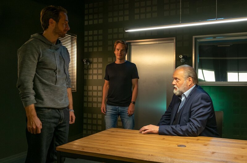 Hauptkommissar Richard Voss (Jan-Gregor Kremp, r.) und Tom Kupfer (Ludwig Blochberger, M.) vernehmen Ralph Larsen (Gabriel Raab, l.), der in der Nähe des Tatorts gesichtet wurde. – Bild: Erika Hauri