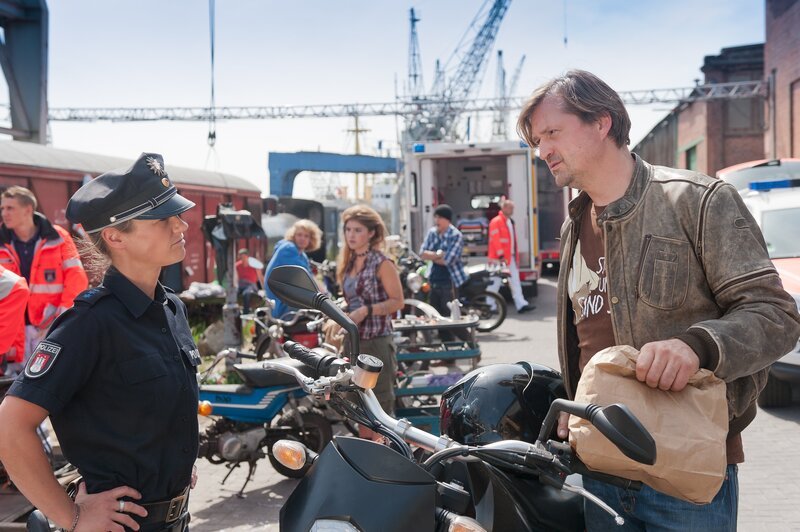 Franzi (Rhea Harder, l.) hat Fragen an Jochen Kreuzer (Patrick von Blume, r.), den Leiter des Sozialprojekts „Pauli Biker“. – Bild: ZDF/​Boris Laewen