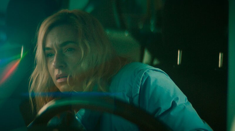 Ein Mann wird erschossen in einem Waldstück aufgefunden, Karow kennt den Toten, Maik Balthasar, aus Jugendzeiten und entdeckt, dass er ein verdeckter Ermittler war. Um herauszufinden, was geschehen ist, nimmt Karow Urlaub, zieht in Maiks Wohnung und wandelt auf seinen Spuren. – Camilla (Kim Riedle) beobachtet Karows (Mark Waschke) Alleingang aus ihrem Auto. – Bild: rbb/​Stefan Erhard