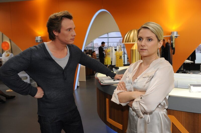 Trotz Toms (Patrick Kalupa, l.) Einwänden hat sich Anna (Jeanette Biedermann, r.) entschlossen, zusammen mit Quirin das Ballettprojekt zu beginnen, und auch Enrique freut sich über ihre Entscheidung. Doch dann droht Tom alles kaputt zu machen … – Bild: SAT.1