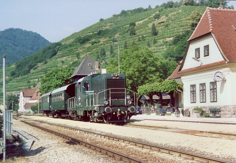 Unser Bummelzug mit Historischer Diesellok der Baureihe 2045 mit zwei Plattformwagen im Bahnhof Spitz an der Donau. – Bild: SWR