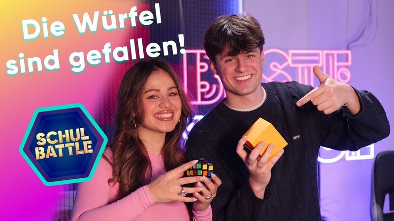 Moderiert wird das siebte Schulbattle live aus dem neuen Kölner Livestream-Studio von Content Creator Lukas White im Team mit Sarah Parvanta von KiKA LIVE. – Bild: KiKA/​Bavaria Entertainment