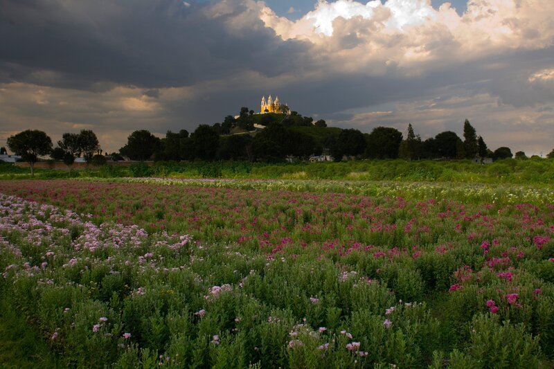 Die Kirche Nuestra Señora de los Remedios auf der Tepanapa-Pyramide, Cholula, Puebla, Mexiko – Bild: Vision 21/​imageBROKER