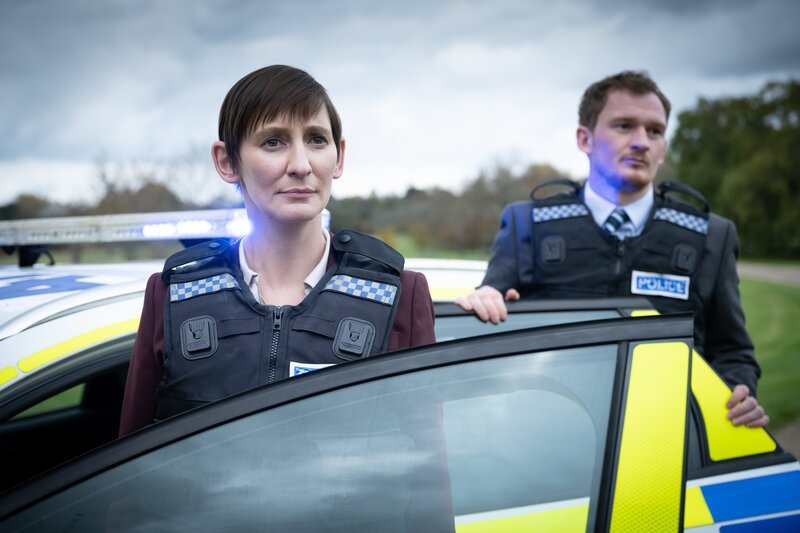 DS Nick Nicholl (Brad Morrison) und DS Bella Moy (Laura Elphinstone) im Einsatz: Sie suchen fieberhaft nach einer Einrichtung, in der illegale Organtransplantationen vorgenommen werden. – Bild: SALLY MAIS /​ ZDF