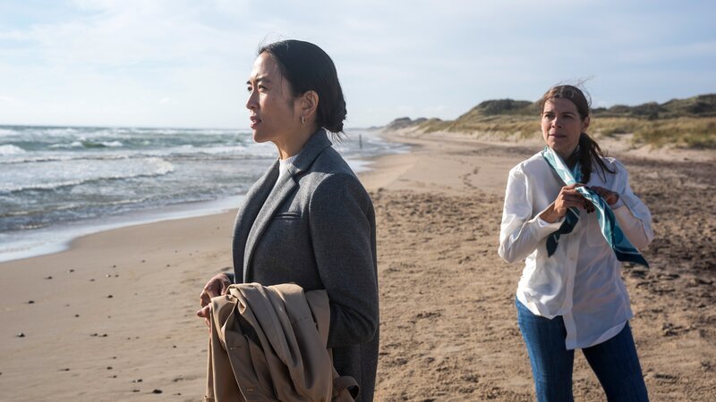 Sara Kaspersen (Sandra Yi Sencindiver, l.) vom Justizministerin trifft sich mit PET-Chefin Frigg Mossman (Ellen Hillingsø, r.) zu einem vertraulichen Gespräch. – Bild: ZDF und Mike Kollöffel