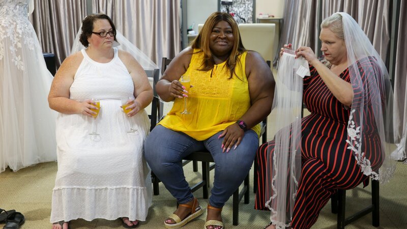 L-R: Tina, Ashely, and Vannessa wait for Meghan to try on a wedding dress. – Bild: TLC /​ Discovery images: ZEUU205_1KBF_2 /​ © 2022, Discovery, Inc. All Rights Reserved.