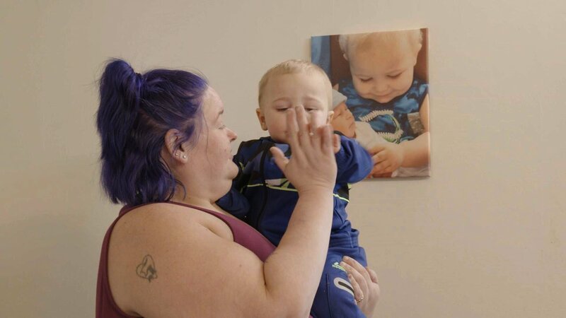 Amy at her home waiting for Tammy’s arrival, and trying to calm down her son. – Bild: Warner Bros. Discovery, Inc. or its subsidiaries and affiliates