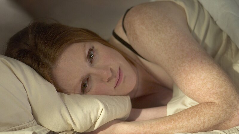 Telly Paretta (Julianne Moore) muss einen schweren Schicksalsschlag verarbeiten. Ihr Sohn starb bei einem Flugzeugunglück. Doch mysteriöse Umstände rund um den Unfall halten sie nachts wach. – Bild: ZDF/​Barry Wetcher