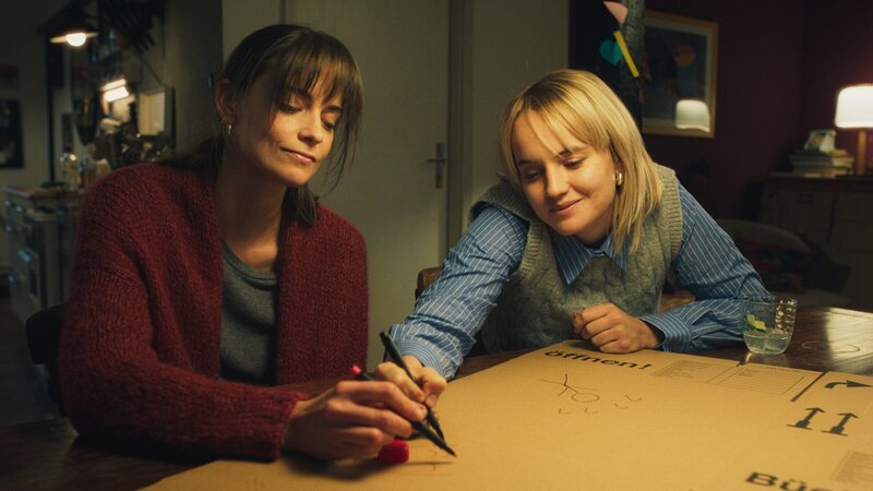 Tina (Luise von Finckh, r.) und Lena (Laura Berlin, l.) stellen sich ihren Gefühlen. – Bild: ZDF und Lisa Eidenhammer