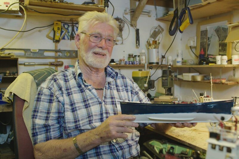 Der Leuchtturmwärter David Turner arbeitet bis zu fünf Jahre an einem Modellboot. – Bild: ZDF und arte/​Reiner Bauer.