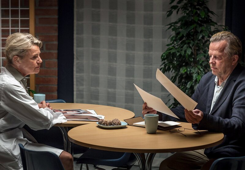 Kommissar Wallander (Krister Henriksson) schaut sich gemeinsam mit der Pathologin Karin Linder (Stina Ekblad) Fotos an. – Bild: ARD Degeto/​Yellow Bird/​B. Bragason