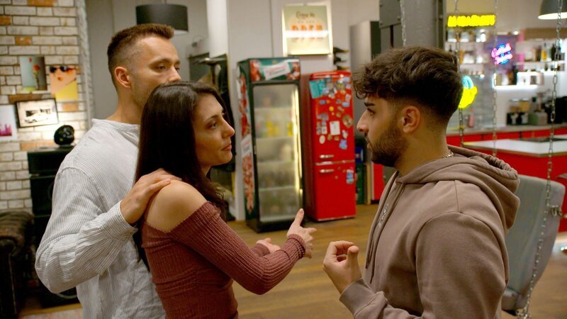 Nach der erfolgreichen Untersuchung fällt Sara und Mike eine Last ab. Doch Sara weiß, dass sie Karim nun von der Schwangerschaft erzählen muss. Als sich endlich eine Gelegenheit bietet, bringt sie die Neuigkeiten aber nicht über die Lippen … – Bild: RTLZWEI /​ Filmpool