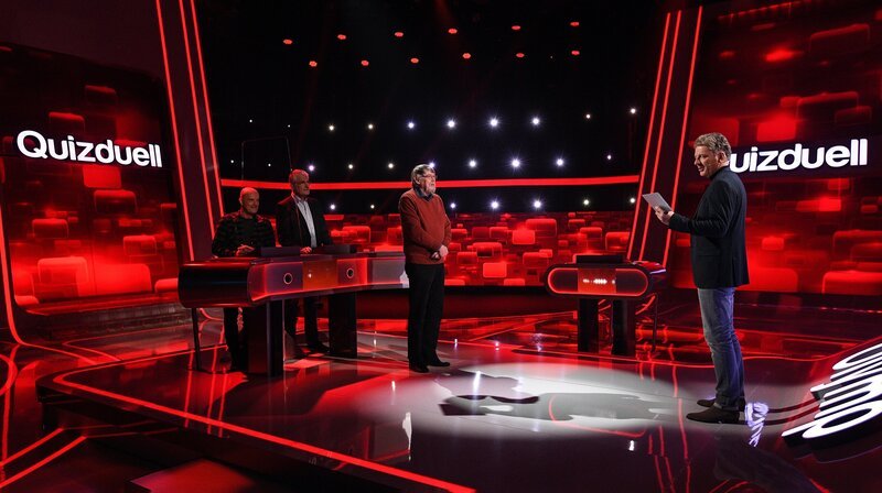 Moderator Jörg Pilawa (r.) mit den Kandidaten des Teams „Mannsbild“: Den Schauspielern Christian Berkel (l.) und Sky du Mont (2.v.l.), sowie dem Quizexperten Eckhard Freise (M.). – Bild: ARD/​Uwe Ernst