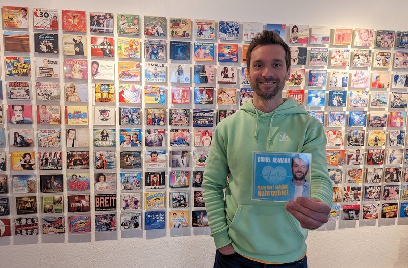 Der Schlager boomt! Aber wo steckt das große Geld? Im Party- oder im Pop-Schlager? Daniel Aßmann findet es bei „Ausgerechnet – Schlager“ heraus. – Bild: WDR/​Bavaria Entertainment GmbH/​Bettina Freund