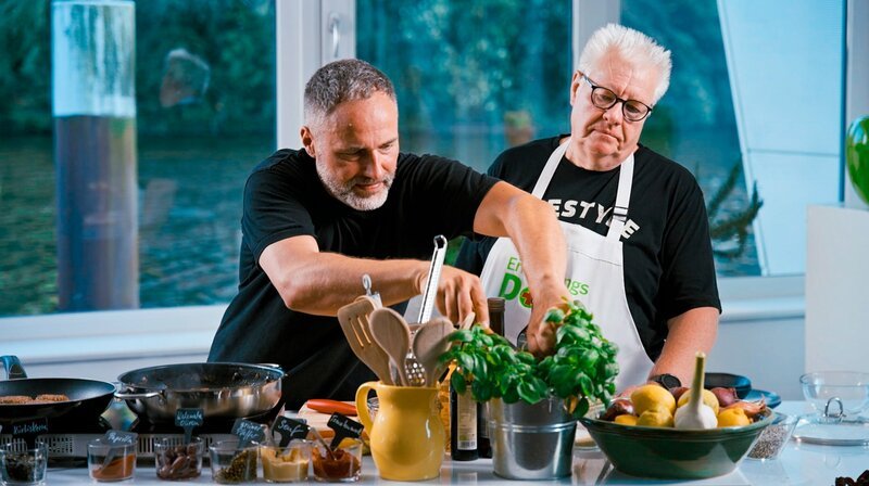 Kochkurs beim Veggie-Experten: Früher war Alexander Flohr wie Peter F. Fleischfan, heute lebt er vegan und zeigt, was man alles aus Gemüse zaubern kann. – Bild: NDR/​Oliver Zydek