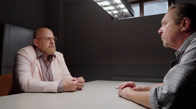 Benedikt Beisl (Andreas Giebel r.) stellt Karsten Butenberg (Tomas Wenke, l.) in einem Verhör zur Rede. – Bild: ARD/​Sascha Ersfeld