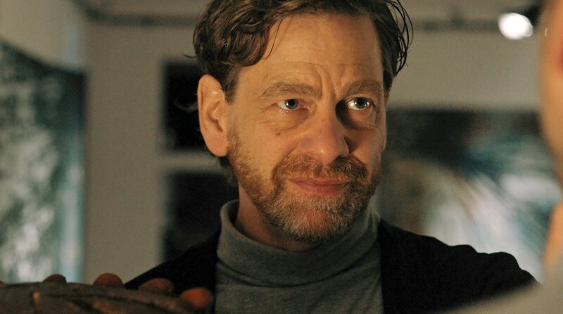 Thomas (Andreas Nickl) weiß, dass sein Partner Sven ihn betrügt und sinnt auf Rache. – Bild: SWR/​Filmakademie Baden-Württemberg