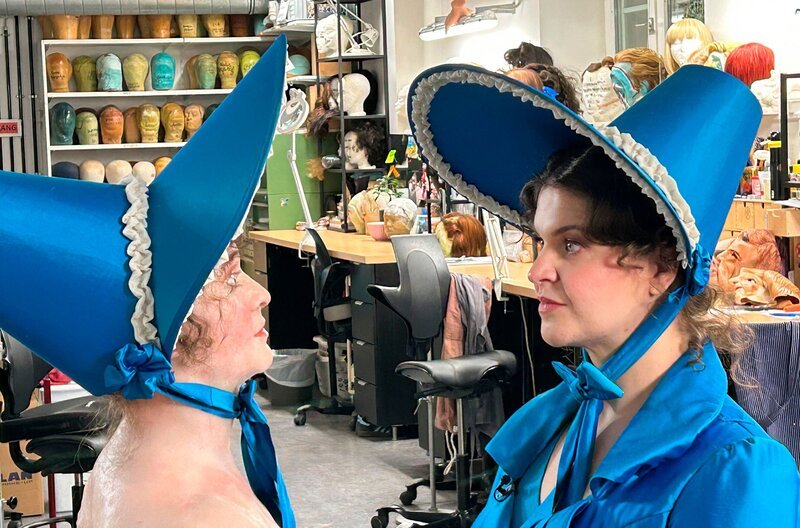 Opernsängerin Maren Schwier vom Staatstheater Mainz und ihr Silikon-Double – Bild: SWR