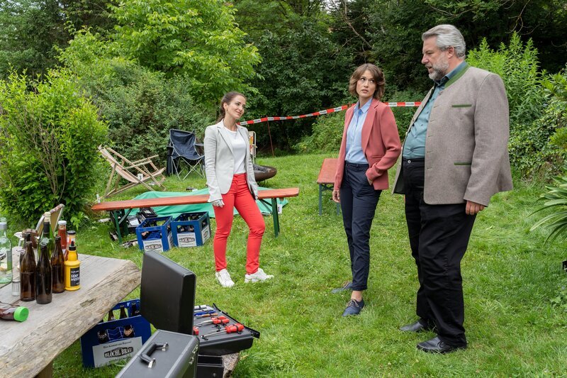 Am Tatort informiert Rechtsmedizinerin Atay (Sevda Polat, l.) die Kommissare Andresen (Sophie Melbinger, M.) und Stadler (Dieter Fischer, r.) über ihre ersten Untersuchungsergebnisse. – Bild: ZDF und Linda Gschwentner