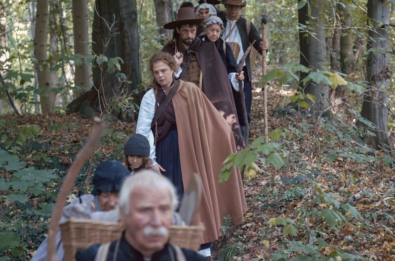 Suzanne (Anja Antonowicz) und Abraham (Björn von der Wellen) Loyal schließen sich anderen Hugenotten an, die ebenfalls geflohen sind. – Bild: Gebrüder Beetz Filmproduktion