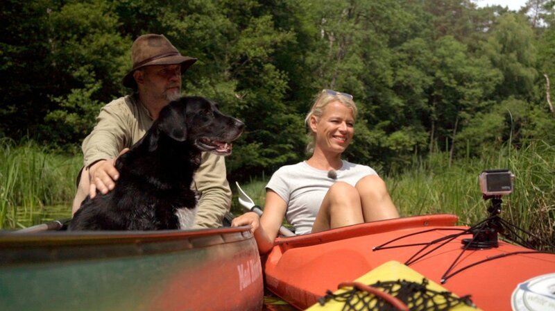 Ulrike mit Ingo Kossmann und Hund ‚schwarze‘ Socke auf dem Großen Mechowsee nördlich von Lychen. – Bild: rbb