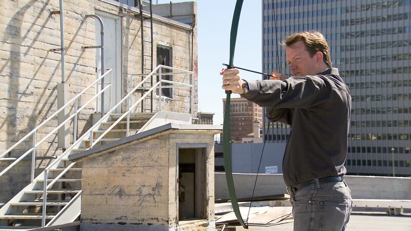 Sean Carroll von Caltech sagt, Zeit sei wie ein Pfeil, der durch den Raum fliegt – sie bewege sich vorwärts und niemals rückwärts. – Bild: ZDF/​David LaMattina