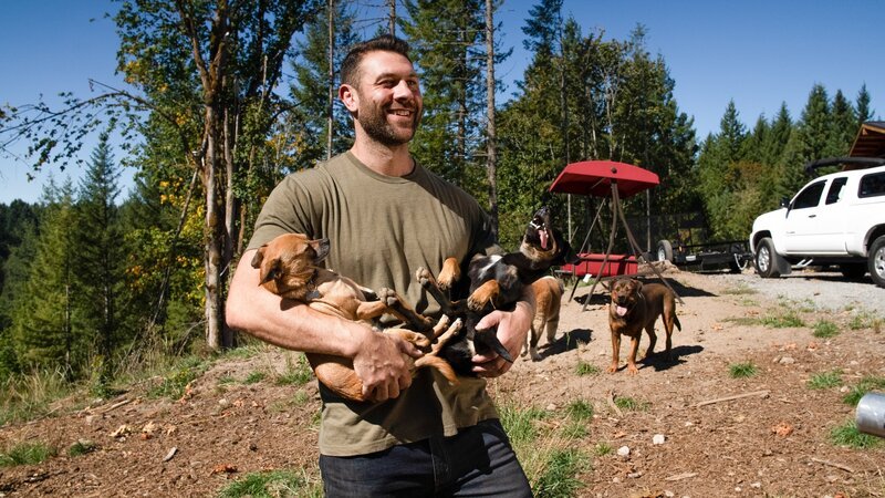 Lee Asher stellt dem Kamerateam das Hunderudel vor. – Bild: Jean Nagy /​ Group Nine Media, Inc. /​ Photobank. /​ Discovery Communications, LLC