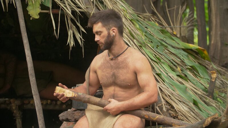 Dan im Unterstand mit Feuerholz. – Bild: Discovery Communications LLC