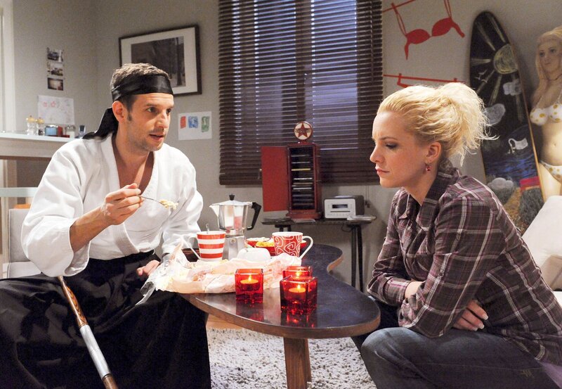 Nils (Florian Stadler, l.) und Tanja (Judith Hildebrandt, r.) unterhalten sich über Michaels Situation. – Bild: ARD/​Ann Paur