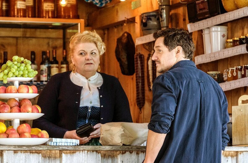 Martha (Angelika Sedlmeier) und Roman Gruber (Markus Brandl). – Bild: BR/​Filmbüro Münchner Freiheit GmbH/​Susanne Bernhard
