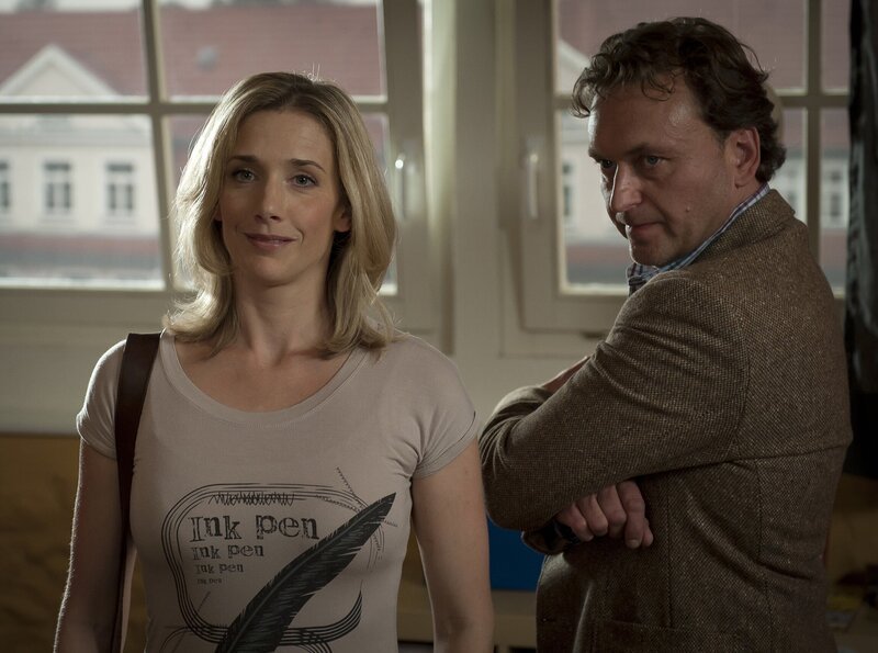 Elias’ Mutter (Kristin Meyer) und ihr Freund wollen, dass Elias (Thomas Schuckert) nicht mehr auf Schloss Einstein bleibt. – Bild: MDR/​Anke Neugebauer