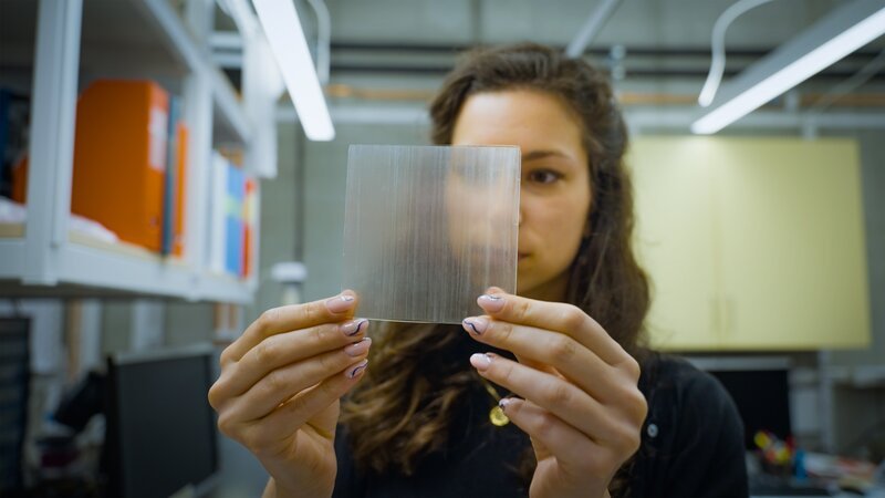 Material der Zukunft: Transparentes Holz ist umweltfreundlicher als Glas und gleichzeitig wesentlich robuster. Wissenschaftlerin Céline Montanari forscht dazu in Stockholm. – Bild: Scott Lakey /​ ZDF