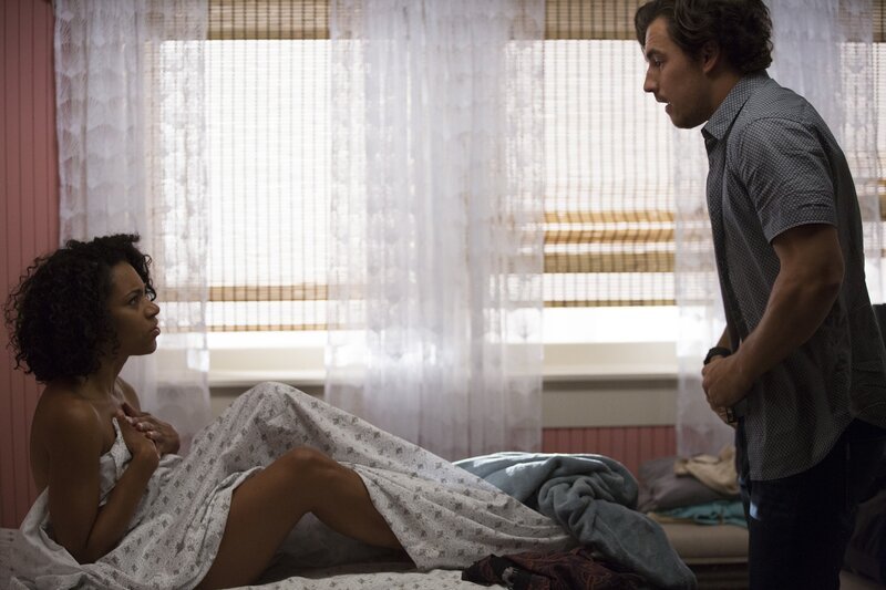 Maggie (Kelly McCreary, l.) erwacht nach der Nacht mit Andrew (Giacomo Gianniotti, r.) und es ist ihr offensichtlich peinlich, dass die anderen alles erfahren werden … – Bild: American Broadcasting Companies, Inc. /​ John Fleenor