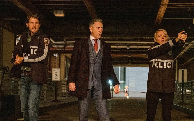 (v.l.n.r.) Ryan Stock (Travis Van Winkle); Dylan Reinhart (Alan Cumming); Lizzie Needham (Bojana Novakovic) – Bild: TNSE