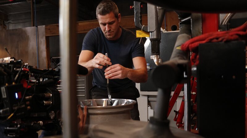 Ant Anstead Using Ratchet on Wagoneer Rim. – Bild: Discovery Communications