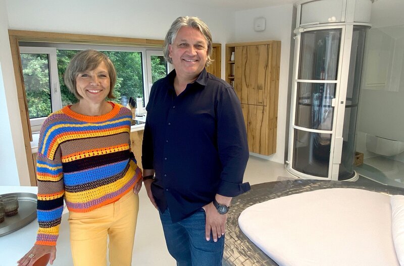 Moderatorin Annette Krause zusammen mit Peter Lampart im AirLoft in Göppingen. – Bild: SWR