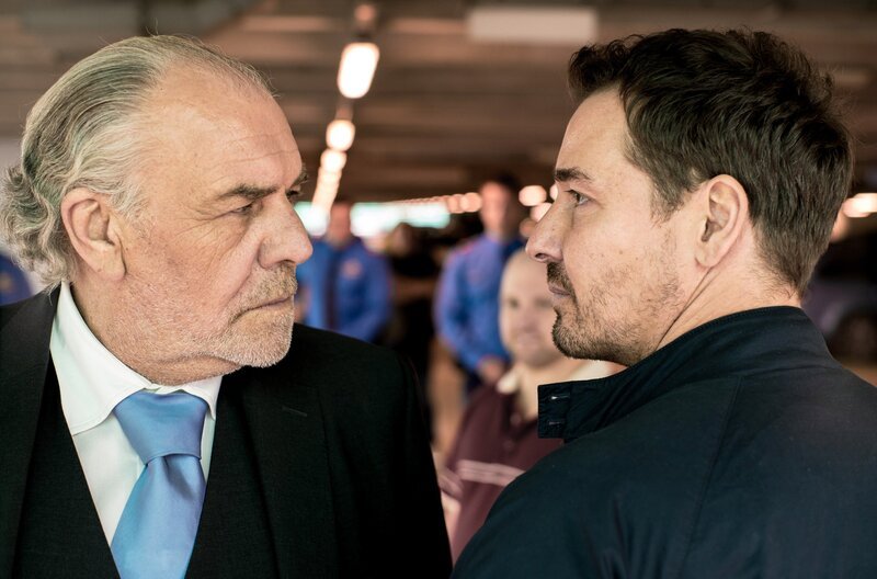 Zum Leidwesen von Hauptmann Furrer (Felix Kramer) nimmt Borchert (Christian Kohlund, li.) eigene Ermittlungen auf. Weiteres Bildmaterial finden Sie unter www.br-foto.de. – Bild: ARD Degeto/​Roland Suso Richter