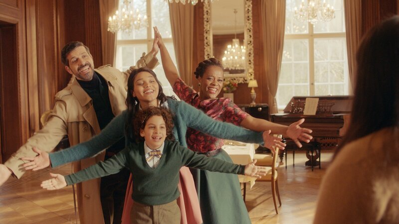 Familie Cooper beschwört Paula eine glorreiche Zukunft als Hauptfigur. Von links: Herr Cooper (Pasquale Aleardi), Hannah Cooper (Sira-Anna Faal), Elio Cooper (Noah Bailey), Frau Cooper (Denise M’Baye) und Paula (Fine Sendel) – Bild: ZDF und Valentin Selmke.