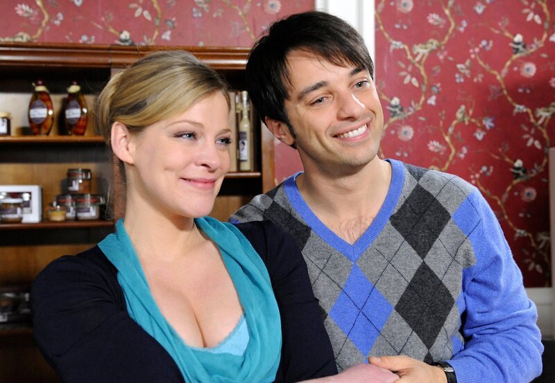 Lena (Johanna Bönninghaus, l.) und Robert (Lorenzo Patané, r.) freuen sich auf ihre Zusammenarbeit im Bistro. – Bild: ARD/​Ann Paur