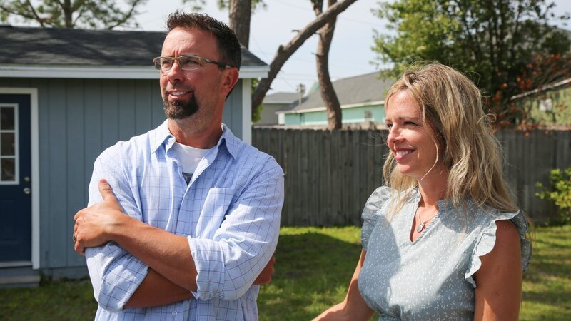 Karen and Ryan looking at the Corabella Cottage from the backyard. As seen on Magnolia’s original series, Beachfront Bargain Hunt Renovation. – Bild: Warner Bros. Discovery