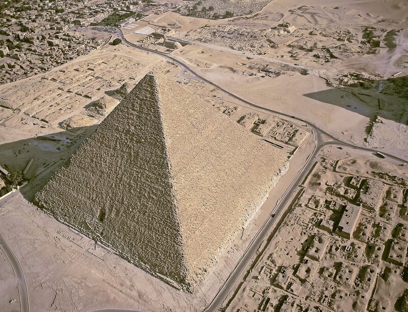 Luftaufnahme der Cheops-Pyramide auf der Hochebene von Gizeh in Ägypten. – Bild: WILL & DENI MCINTYRE /​ Getty Images/​Science Source /​ Science Source /​ THE HISTORY CHANNEL /​ A+E Networks