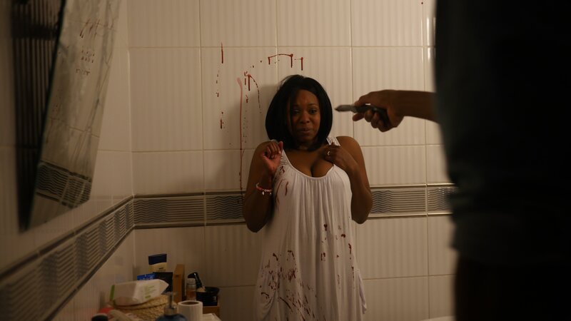 Yvette in the bathroom covered in blood with a man pointing a weapon at her. – Bild: TLC