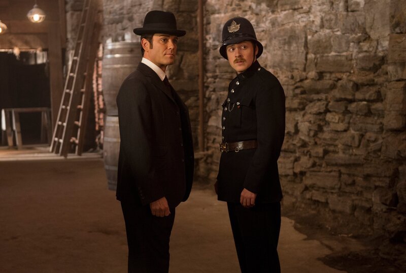 Detective William Murdoch (Yannick Bisson, l.) und Charlie Brackenreid (Charlie Clements, r.). – Bild: WDR/​Shaftesbury Murdoch VIII Inc