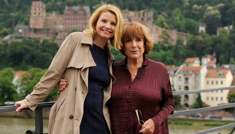 Titel Presseheft Chefin von Hotel Heidelberg Annette Kramer (Annette Frier) und ihre charismatische Mutter Hermine (Hannelore Hoger, re.). – Bild: ARD Degeto/​Bernd Spauke